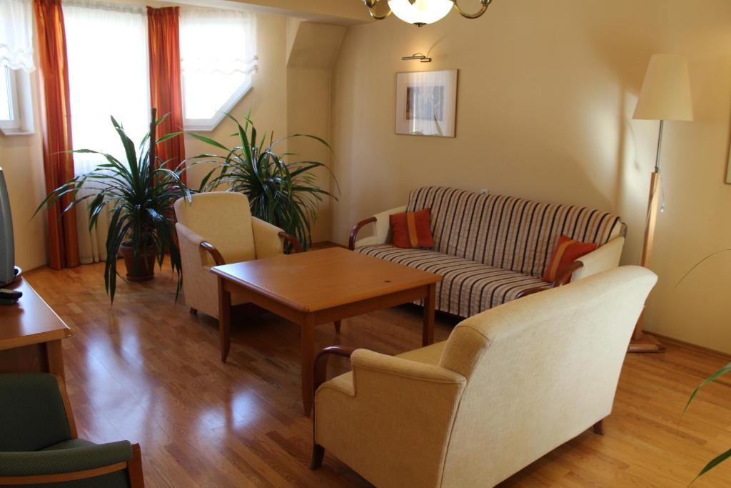 Hotel Zajazd Kultury, Dawniej Pocztowy Зелёна-Гура Экстерьер фото